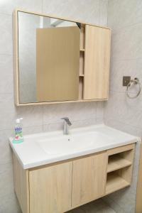 A Minimalist Haven 10 mins from UN avenue