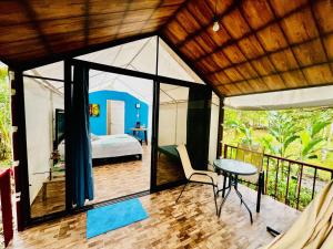 Rio celeste Garza del Sol Glamping Bromelia