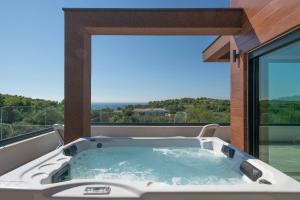 Villa Eligo mit 2 Whirlpools, Meerblick, Pool und Fitnessraum