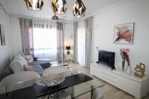 Luxury 2 bed, 2 bath apartment with sea view, central heating and new bathrooms.