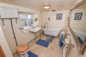 Last-Minute Escapes l Sleeps Up to 4 l A delightful thatched cottage withthe modern facilities you will require l There are 2 bedrooms, one with a double bed l the other with two singles l Carrick Thatched Cottage l WeStayBelfast