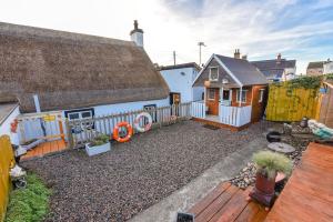 Last-Minute Escapes l Sleeps Up to 4 l A delightful thatched cottage withthe modern facilities you will require l There are 2 bedrooms, one with a double bed l the other with two singles l Carrick Thatched Cottage l WeStayBelfast