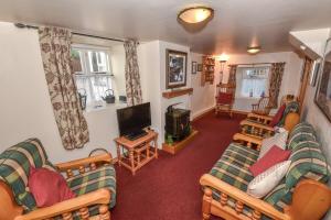 Last-Minute Escapes l Sleeps Up to 4 l A delightful thatched cottage withthe modern facilities you will require l There are 2 bedrooms, one with a double bed l the other with two singles l Carrick Thatched Cottage l WeStayBelfast