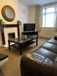 Southampton Hospital Lodge - 3 bed house, driveway parking, high speed wifi