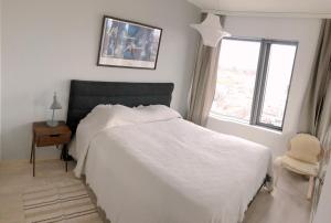 Spacious corner apartment with sea view