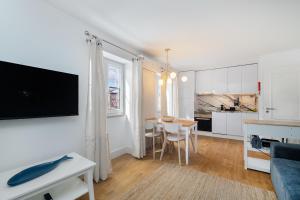Modern Lisbon Apartments by Soulplaces