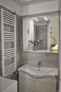 TEAK Apartment, 1BD 4th floor with balcony near Acropolis