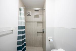 Chasing Cat 1BR by geko