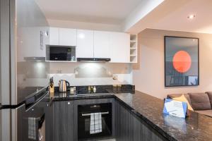 Chasing Cat 1BR by geko