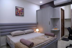 Yendluris- QueenBed Room-6 Kondapur, Gachibowli