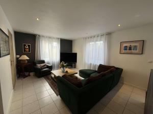 Le Beau Séjour Appartement - Elégant et Spacieux- Proche Aéroport