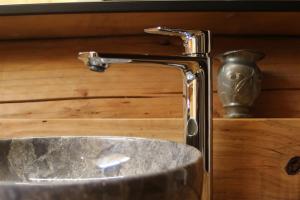 Chalets Auvergne, Chalet cinq etoiles en fuste, 6 personnes avec spa, campagne et chevaux : photos des chambres