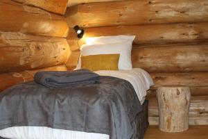 Chalets Auvergne, Chalet cinq etoiles en fuste, 6 personnes avec spa, campagne et chevaux : photos des chambres