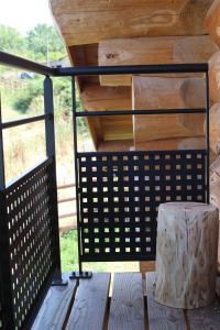 Chalets Auvergne, Chalet cinq etoiles en fuste, 6 personnes avec spa, campagne et chevaux : photos des chambres