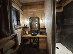 Chalets Auvergne, Chalet cinq etoiles en fuste, 6 personnes avec spa, campagne et chevaux : photos des chambres