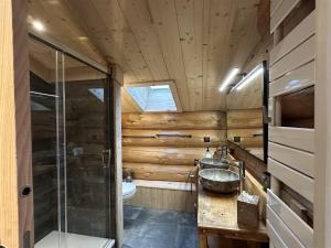 Chalets Auvergne, Chalet cinq etoiles en fuste, 6 personnes avec spa, campagne et chevaux : photos des chambres