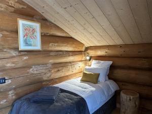 Chalets Auvergne, Chalet cinq etoiles en fuste, 6 personnes avec spa, campagne et chevaux : photos des chambres