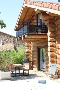 Chalets Auvergne, Chalet cinq etoiles en fuste, 6 personnes avec spa, campagne et chevaux : photos des chambres