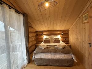Chalets Auvergne, Chalet cinq etoiles en fuste, 6 personnes avec spa, campagne et chevaux : photos des chambres