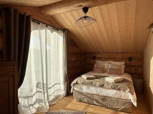 Chalets Auvergne, Chalet cinq etoiles en fuste, 6 personnes avec spa, campagne et chevaux : photos des chambres