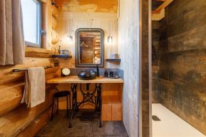 Chalets Auvergne, Chalet cinq etoiles en fuste, 6 personnes avec spa, campagne et chevaux : photos des chambres