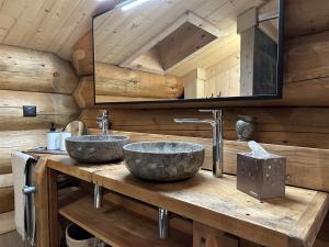 Chalets Auvergne, Chalet cinq etoiles en fuste, 6 personnes avec spa, campagne et chevaux : photos des chambres