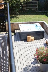 Chalets Auvergne, Chalet cinq etoiles en fuste, 6 personnes avec spa, campagne et chevaux : photos des chambres