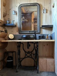 Chalets Auvergne, Chalet cinq etoiles en fuste, 6 personnes avec spa, campagne et chevaux : photos des chambres