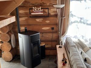Chalets Auvergne, Chalet cinq etoiles en fuste, 6 personnes avec spa, campagne et chevaux : photos des chambres