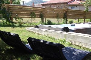 Chalets Auvergne, Chalet cinq etoiles en fuste, 6 personnes avec spa, campagne et chevaux : photos des chambres
