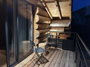 Chalets Auvergne, Chalet cinq etoiles en fuste, 6 personnes avec spa, campagne et chevaux : photos des chambres