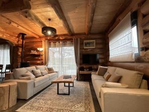Chalets Auvergne, Chalet cinq etoiles en fuste, 6 personnes avec spa, campagne et chevaux : photos des chambres