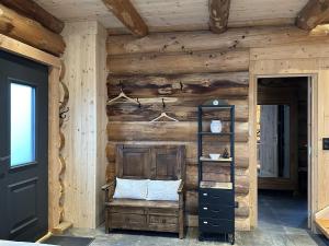 Chalets Auvergne, Chalet cinq etoiles en fuste, 6 personnes avec spa, campagne et chevaux : photos des chambres
