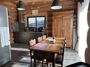 Chalets Auvergne, Chalet cinq etoiles en fuste, 6 personnes avec spa, campagne et chevaux : photos des chambres