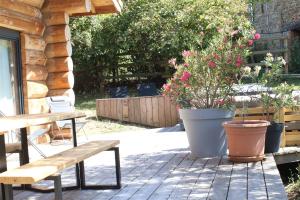 Chalets Auvergne, Chalet cinq etoiles en fuste, 6 personnes avec spa, campagne et chevaux : photos des chambres