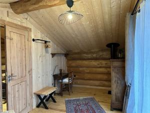 Chalets Auvergne, Chalet cinq etoiles en fuste, 6 personnes avec spa, campagne et chevaux : photos des chambres