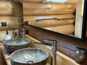 Chalets Auvergne, Chalet cinq etoiles en fuste, 6 personnes avec spa, campagne et chevaux : photos des chambres