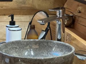 Chalets Auvergne, Chalet cinq etoiles en fuste, 6 personnes avec spa, campagne et chevaux : photos des chambres