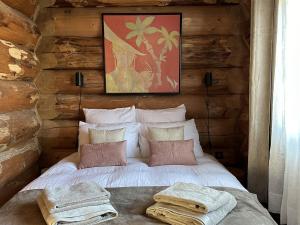 Chalets Auvergne, Chalet cinq etoiles en fuste, 6 personnes avec spa, campagne et chevaux : photos des chambres