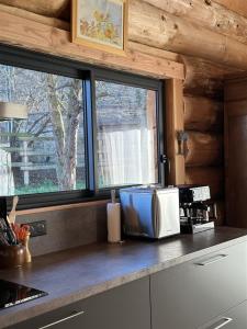 Chalets Auvergne, Chalet cinq etoiles en fuste, 6 personnes avec spa, campagne et chevaux : photos des chambres