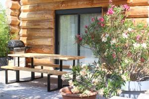 Chalets Auvergne, Chalet cinq etoiles en fuste, 6 personnes avec spa, campagne et chevaux : photos des chambres