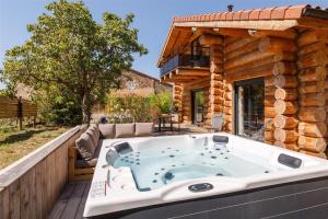 Chalets Auvergne, Chalet cinq etoiles en fuste, 6 personnes avec spa, campagne et chevaux : photos des chambres