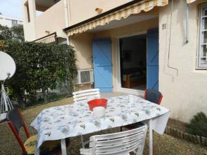 Appartements Appartement 2 pieces avec terrasse et piscine, La Londe-les-Maures - FR-1-826-9 : photos des chambres