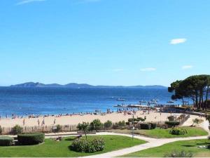 Appartements Appartement 2 pieces avec terrasse et piscine, La Londe-les-Maures - FR-1-826-9 : photos des chambres