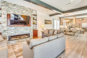 Walk to Ocean Myrtle Beach House with Hot Tub!