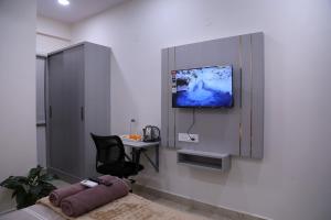 Yendluris- QueenBed Room-8 Kondapur, Gachibowli