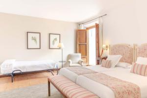 Triple Room room in Hotel Puerta de la Luna
