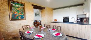 Villas Les Terrasses du Carlat Le four a pain, situation ideale pour visiter la Dordogne, piscine, jardin, parc, charme : photos des chambres