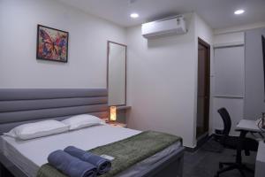 Yendluris- QueenBed Room-9 Kondapur, Gachibowli