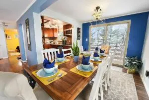 Secluded Hilltop Hideaway - Hot Tub! Two Living Rooms! - New Kensington